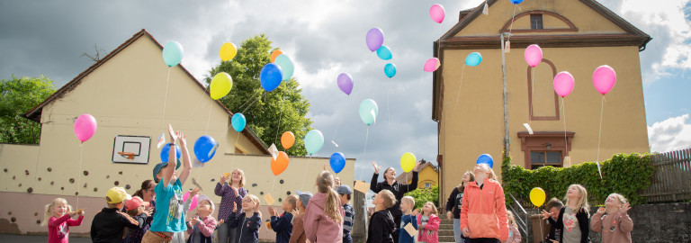 Luftballonstart vor der Kirche