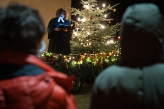 Weihnachtswagen vor der Kirche 